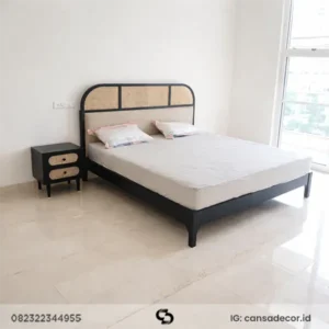 tempat tidur jati jepara kombinasi rotan Duco Hitam queen size