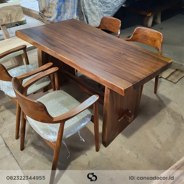 Meja makan kayu solid trembesi utuh tanpa sambungan