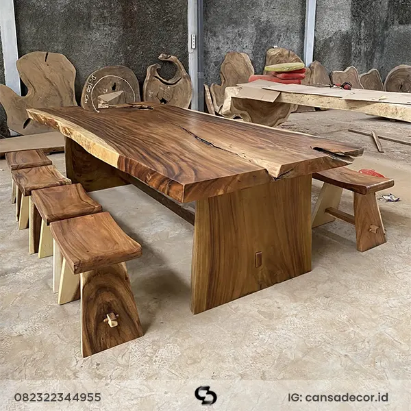 Set meja makan kayu trembesi utuh dengan kursi solid
