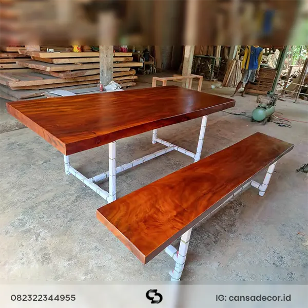 Meja makan kayu solid trembesi utuh tanpa sambungan
