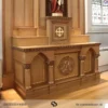 : Lemari altar katolik di rumah dengan backdrop tinggi untuk tempat arca patung Yesus Maria dan ukiran salib timbul.