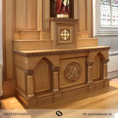: Lemari altar katolik di rumah dengan backdrop tinggi untuk tempat arca patung Yesus Maria dan ukiran salib timbul.