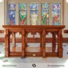Altar gereja minimalis klasik dengan konstruksi terbuka dan kolong bawah bertingkat, pengerjaan presisi.
