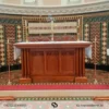 Meja altar kapel gereja katolik dengan ukiran panel gotik tegak lurus, warna finishing brown walnut matang.