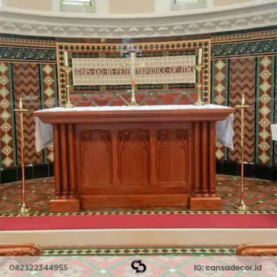Meja altar kapel gereja katolik dengan ukiran panel gotik tegak lurus, warna finishing brown walnut matang.