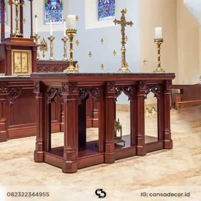 Altar gereja katolik eksklusif dengan kaki tiang ukir melengkung berjejer, warna finishing salak brown mewah.