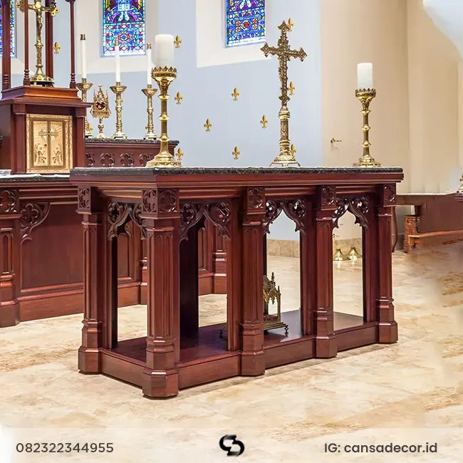 Meja Altar Kapel Mewah Tiang Ukir Gotik Klasik Warna Salak Muda Altar gereja katolik eksklusif dengan kaki tiang ukir melengkung berjejer, warna finishing salak brown mewah.
