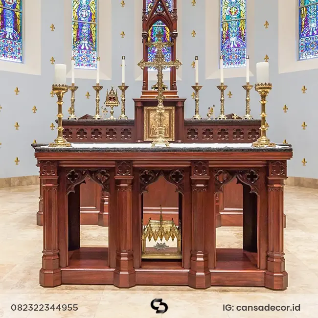 Meja Altar Kapel Mewah Tiang Ukir Altar gereja katolik eksklusif dengan kaki tiang ukir melengkung berjejer, warna finishing salak brown mewah.