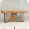 Meja altar katolik di rumah atau kapel kecil dengan desain kontemporer modern, top table jati tebal alami.