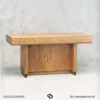 Meja altar katolik minimalis modern dengan desain penopang tengah tebal bertekstur serat kayu natural.