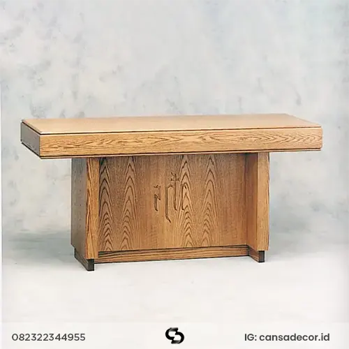 Meja altar katolik minimalis modern dengan desain penopang tengah tebal bertekstur serat kayu natural.
