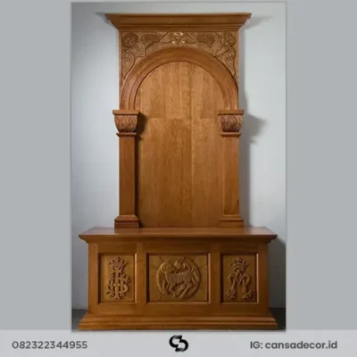 meja altar imam gereja katolik dengan sandaran tinggi dari kayu jati jati jepara, serasi dengan meja altar utama.